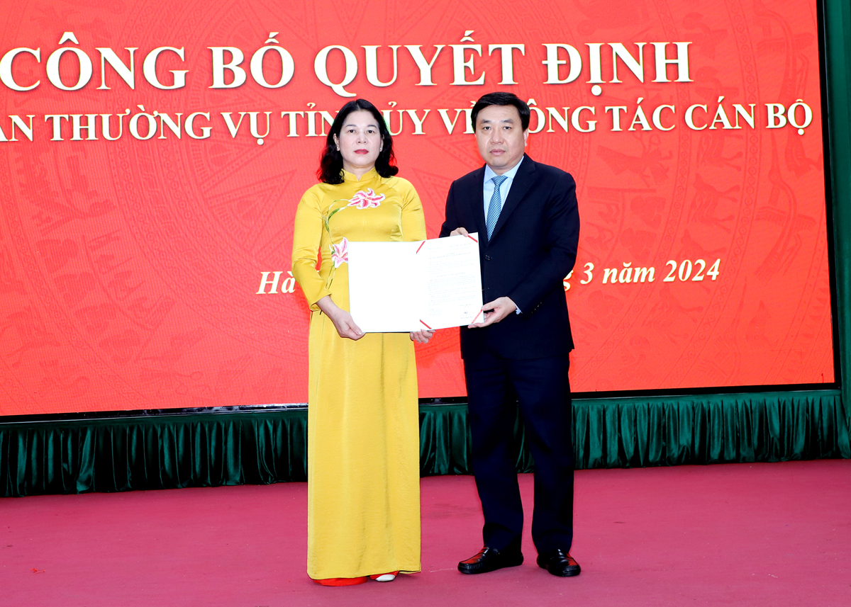 Quyền Bí thư Tỉnh ủy Nguyễn Mạnh Dũng trao quyết định của BTV Tỉnh ủy cho đồng chí Chúng Thị Chiên.