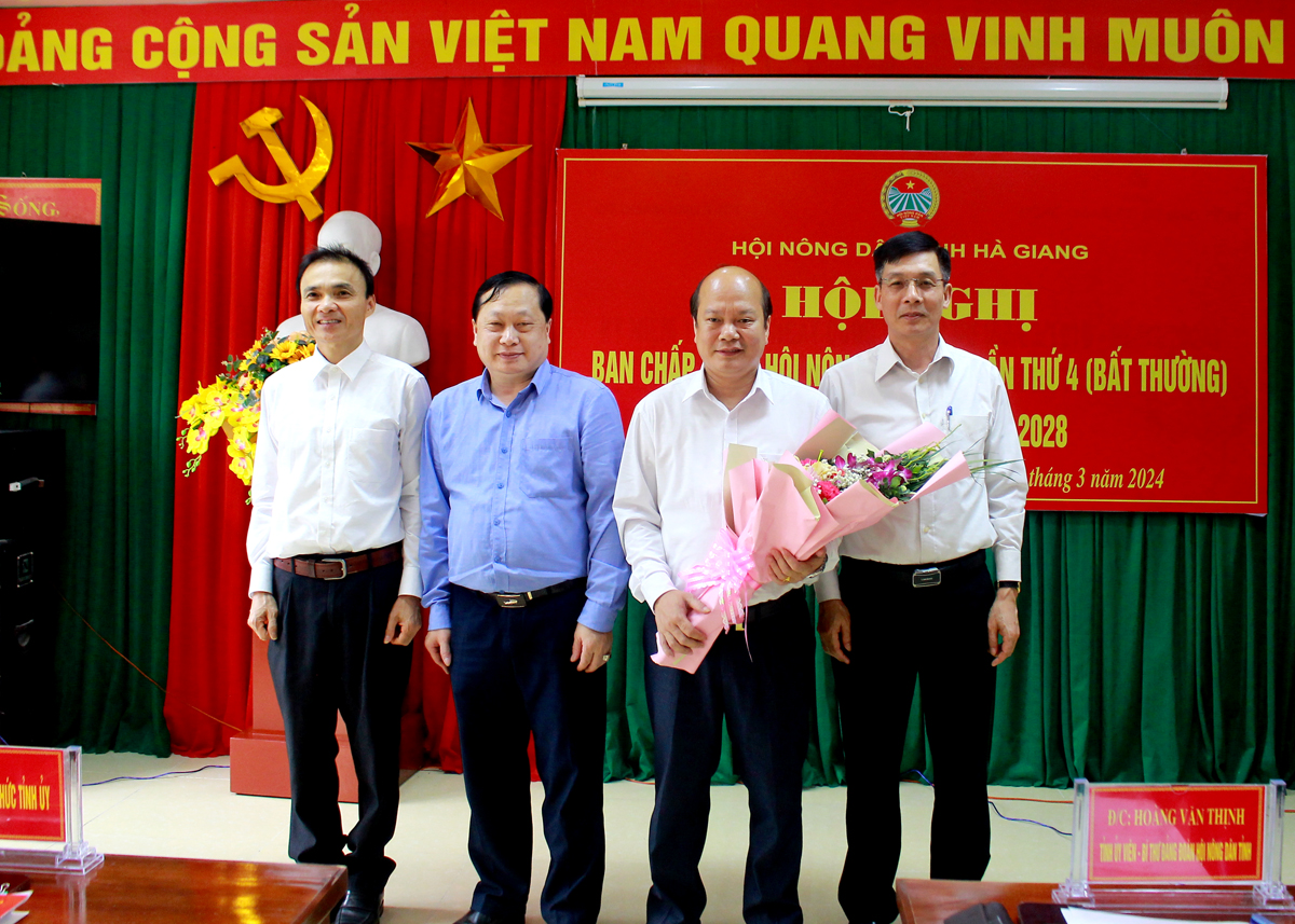 Lãnh đạo Ban Tổ chức Tỉnh ủy, Ủy ban kiểm tra Tỉnh ủy tặng hoa chúc mừng đồng chí Hoàng Văn Thịnh được bầu giữ chức Chủ tịch Hội Nông dân tỉnh