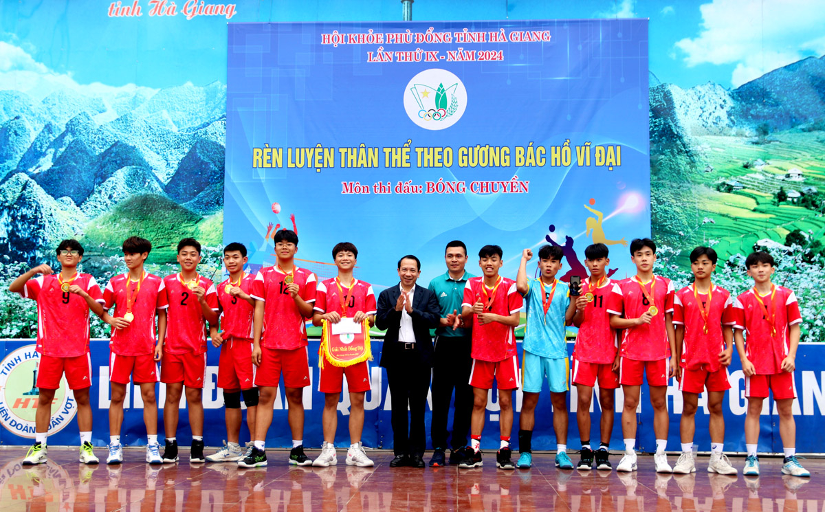 Phó Chủ tịch UBND tỉnh Trần Đức Quý trao Huy chương Vàng cho đội bóng chuyền nam Trường THPT Lê Hồng Phong.