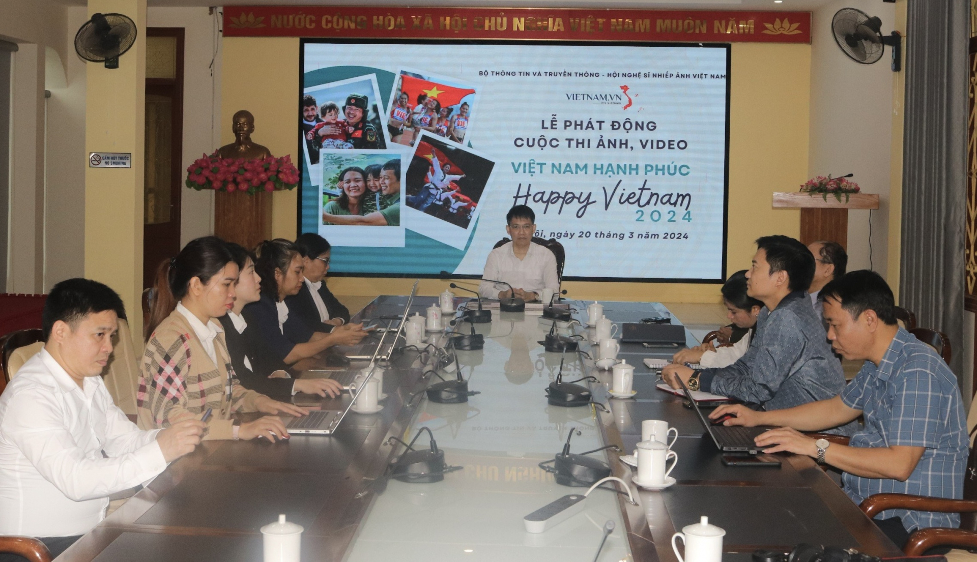 Toàn cảnh buổi lễ phát động cuộc thi ảnh, video “Việt Nam hạnh phúc - Happy Vietnam” tại điểm cầu Hà Giang.