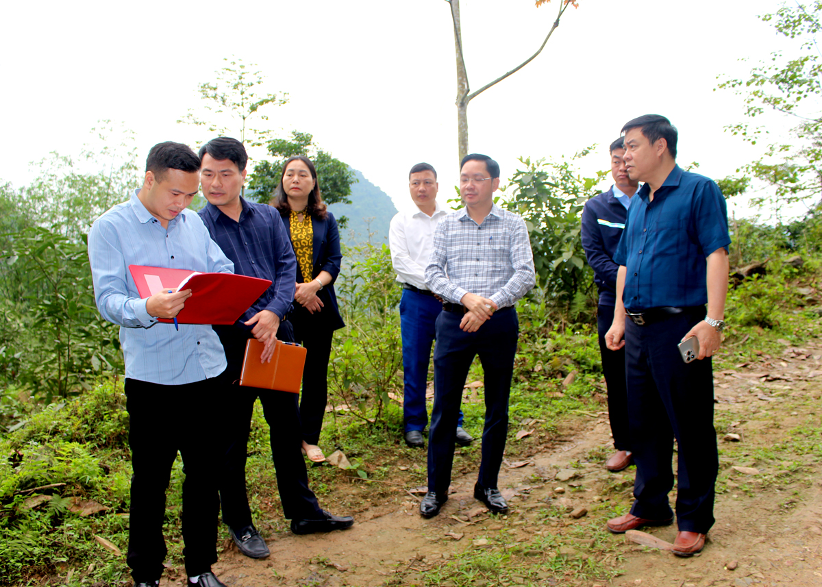 Phó Chủ tịch Thường trực UBND tỉnh Hoàng Gia Long kiểm tra công trình cấp nước sinh hoạt nông thôn tại xã Yên Thành (Quang Bình).