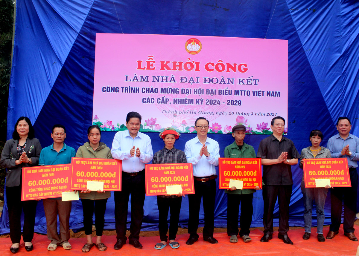 Các đồng chí lãnh đạo tỉnh trao biển hỗ trợ kinh phí làm nhà đại đoàn kết cho các hộ nghèo