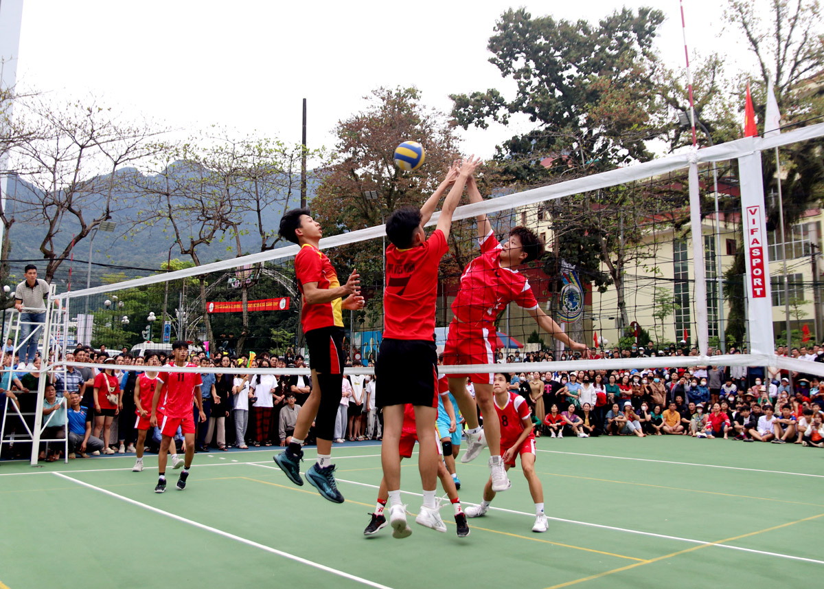 Trận bóng chuyền hấp dẫn giữa đội tuyển Trường THPT Lê Hồng Phong và Trường THPT Việt Vinh.