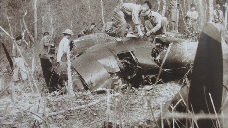Xác chiếc máy bay B24 Privateer bị pháo phòng không của Trung đoàn 367 bắn rơi tại chỗ trên chiến trường Điện Biên Phủ. Ảnh tư liệu 