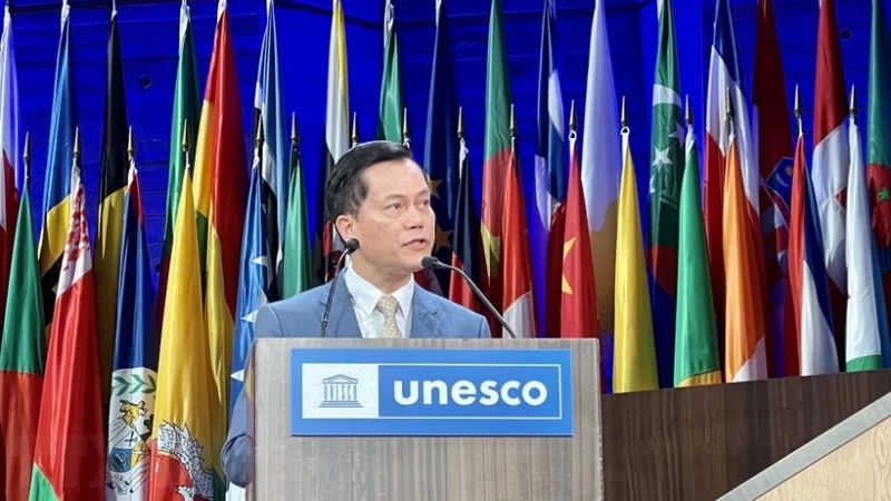 Thứ trưởng Ngoại giao Hà Kim Ngọc, Chủ tịch Ủy ban quốc gia UNESCO Việt Nam phát biểu tại phiên toàn thể Kỳ họp lần thứ 42 của UNESCO.