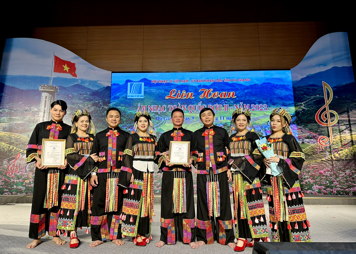 Các diễn viên Đoàn Nghệ thuật tỉnh Hà Giang tại Liên hoan Âm nhạc toàn quốc đợt II-2023.
