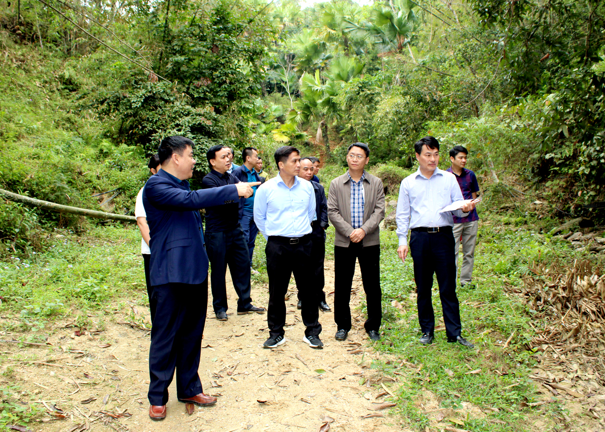 Phó Chủ tịch Thường trực UBND tỉnh Hoàng Gia Long kiểm tra công trình cấp nước sinh hoạt nông thôn tại xã Phương Thiện (thành phố Hà Giang)