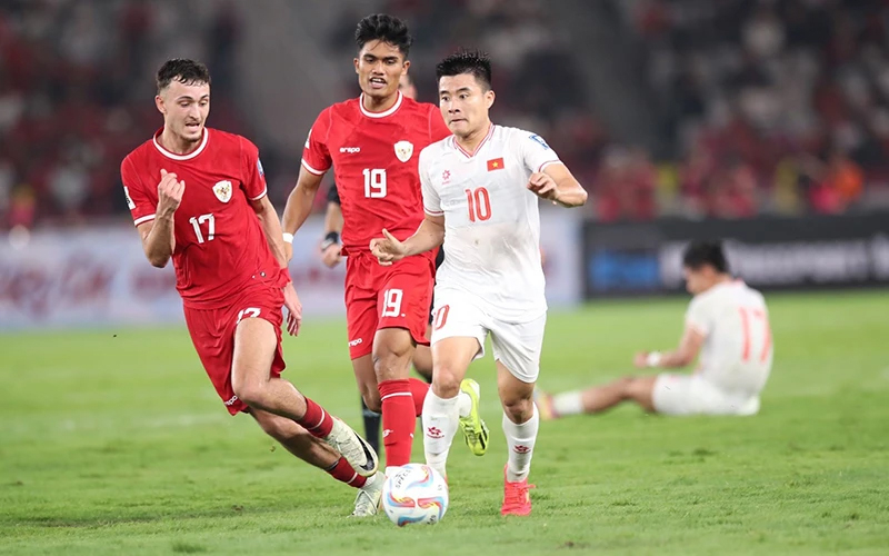 Các cầu thủ Việt Nam (áo trắng) không thể vượt qua Indonesia trên sân Bung Karno. 