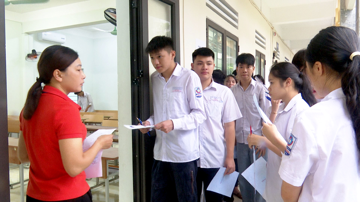 Thí sinh Trường THPT Chuyên Hà Giang trong ngày đầu kỳ thi tốt nghiệp THPT năm 2023