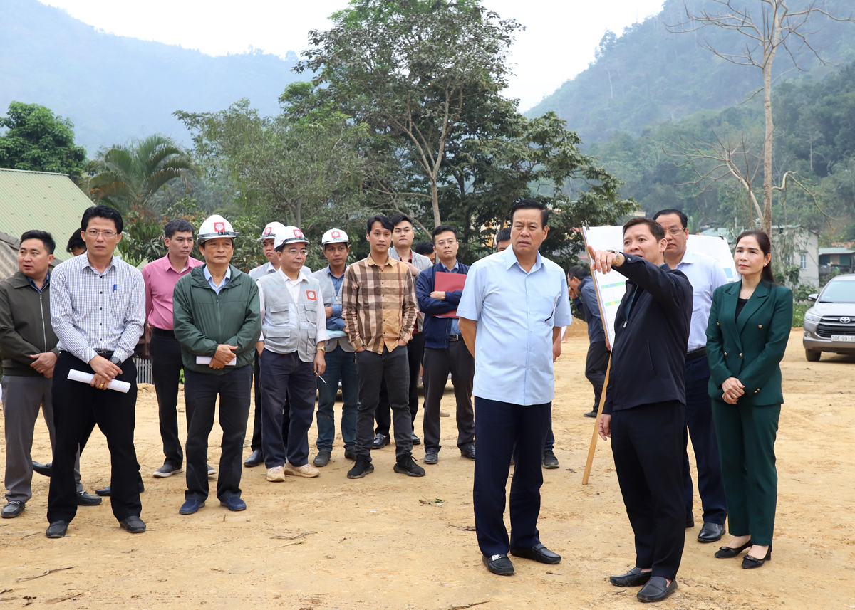 Chủ tịch UBND tỉnh nghe báo cáo tình hình giải phóng mặt bằng thuộc địa bàn xã Minh Sơn (Bắc Mê).
