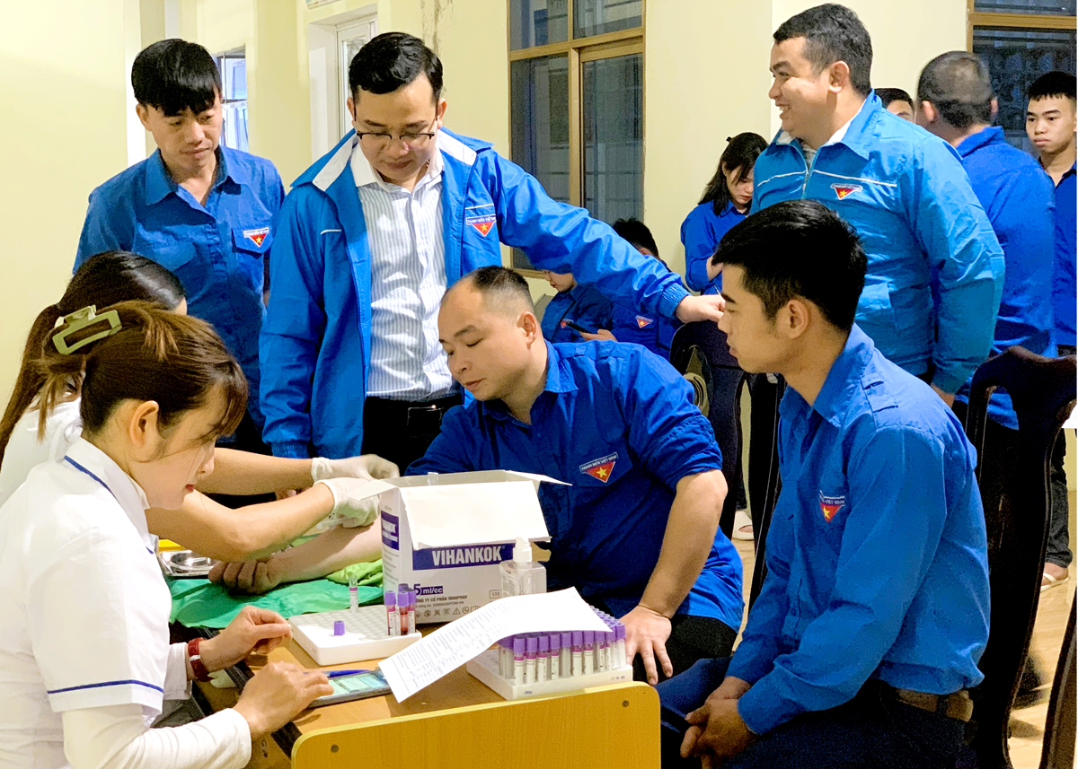 Các y, bác sỹ Bệnh viện Đa khoa huyện Quang Bình khám, sàng lọc cho đoàn viên, thanh niên trước khi hiến máu.