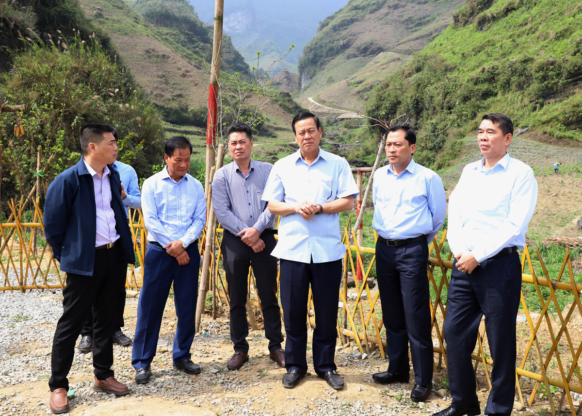 Chủ tịch UBND tỉnh Nguyễn Văn Sơn kiểm tra việc xây dựng điểm du lịch thuộc khu vực thác Ba Tiên, xã Du Già.