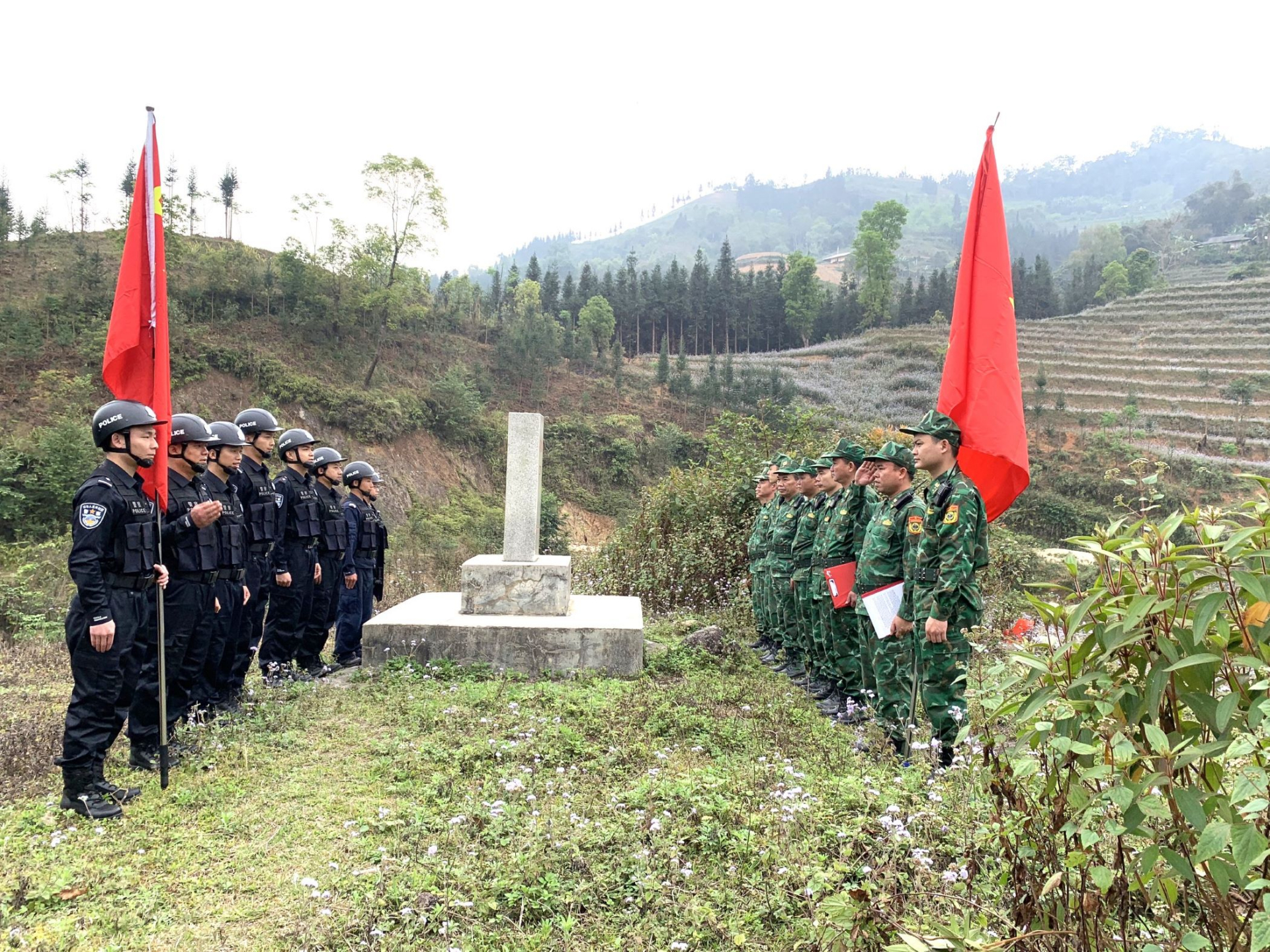 Đội tuần tra Đồn Biên phòng Bản Máy (Hoàng Su Phì) và Đội tuần tra Đồn Công an Biên cảnh Mã Quan (Trung Quốc) thực hiện các nghi thức kiểm tra cột mốc 215.