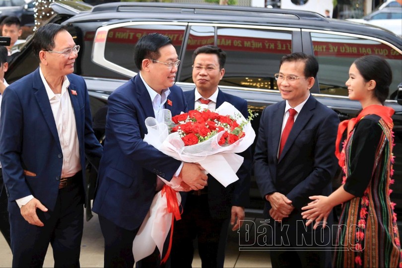 Đồng chí Vương Đình Huệ, Ủy viên Bộ Chính trị, Chủ tịch Quốc hội nhận bó hoa tươi thắm từ người dân Đắk Nông