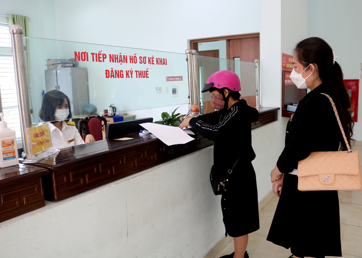 Hộ kinh doanh mới đến kê khai nộp thuế tại Chi cục Thuế thành phố Hà Giang. 
			Ảnh: CTV