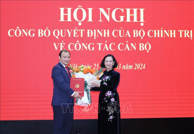 Đồng chí Trương Thị Mai, Ủy viên Bộ Chính trị, Thường trực Ban Bí thư, Trưởng Ban Tổ chức Trung ương trao Quyết định của Bộ Chính trị cho đồng chí Lê Hải Bình