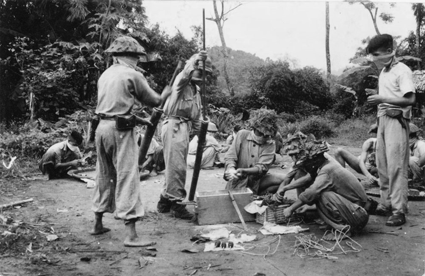 Các chiến sĩ Đại đoàn 312 nhồi thuốc vào bộc phá ống và hộp, chuẩn bị đánh đồi Him Lam, mở màn Chiến dịch Điện Biên Phủ, ngày 13-3-1954. Ảnh tư liệu