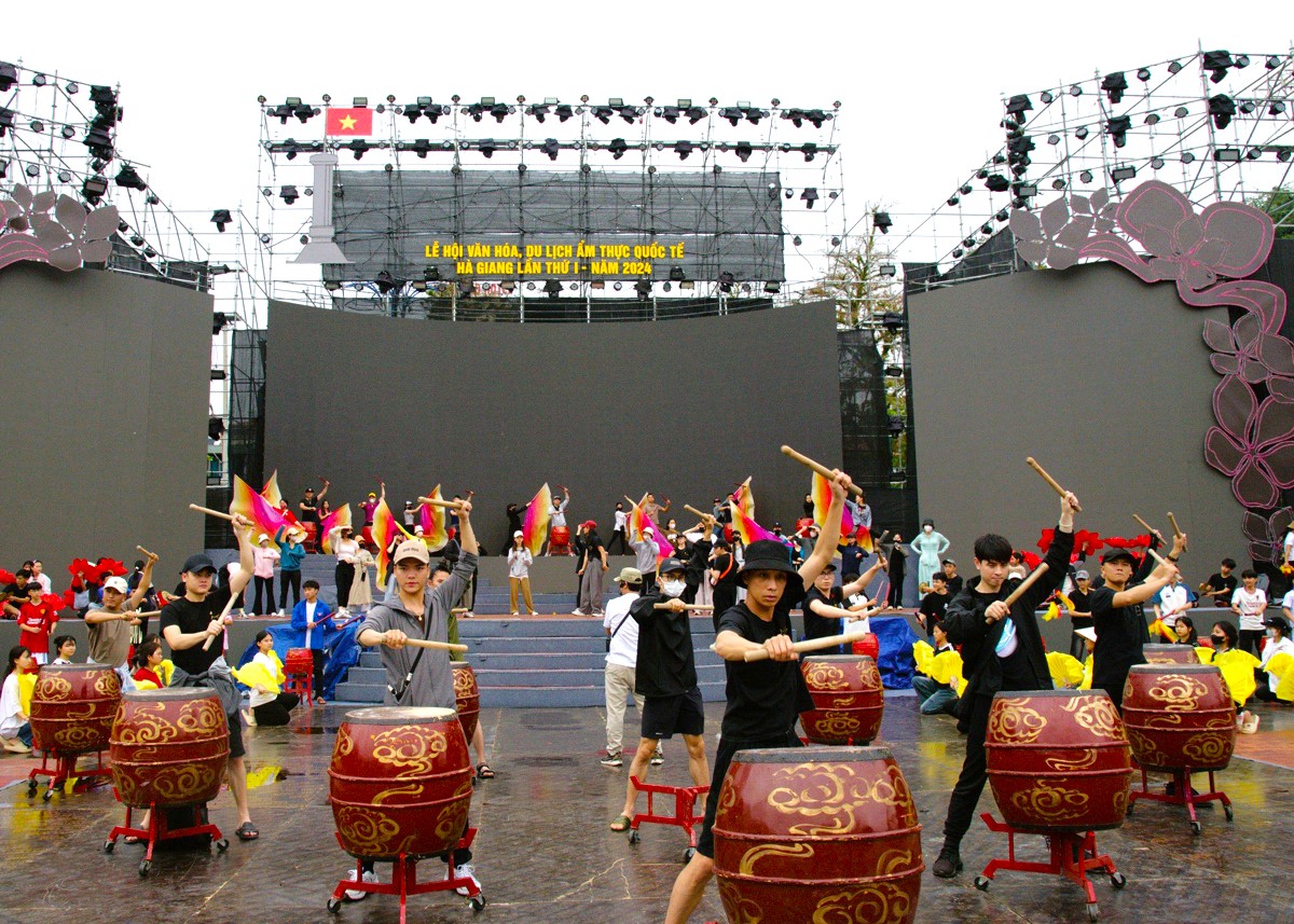 Các đoàn nghệ thuật tập luyện để phục vụ cho khai Lễ hội Văn hóa, du lịch ẩm thực quốc tế Hà Giang lần thứ I.