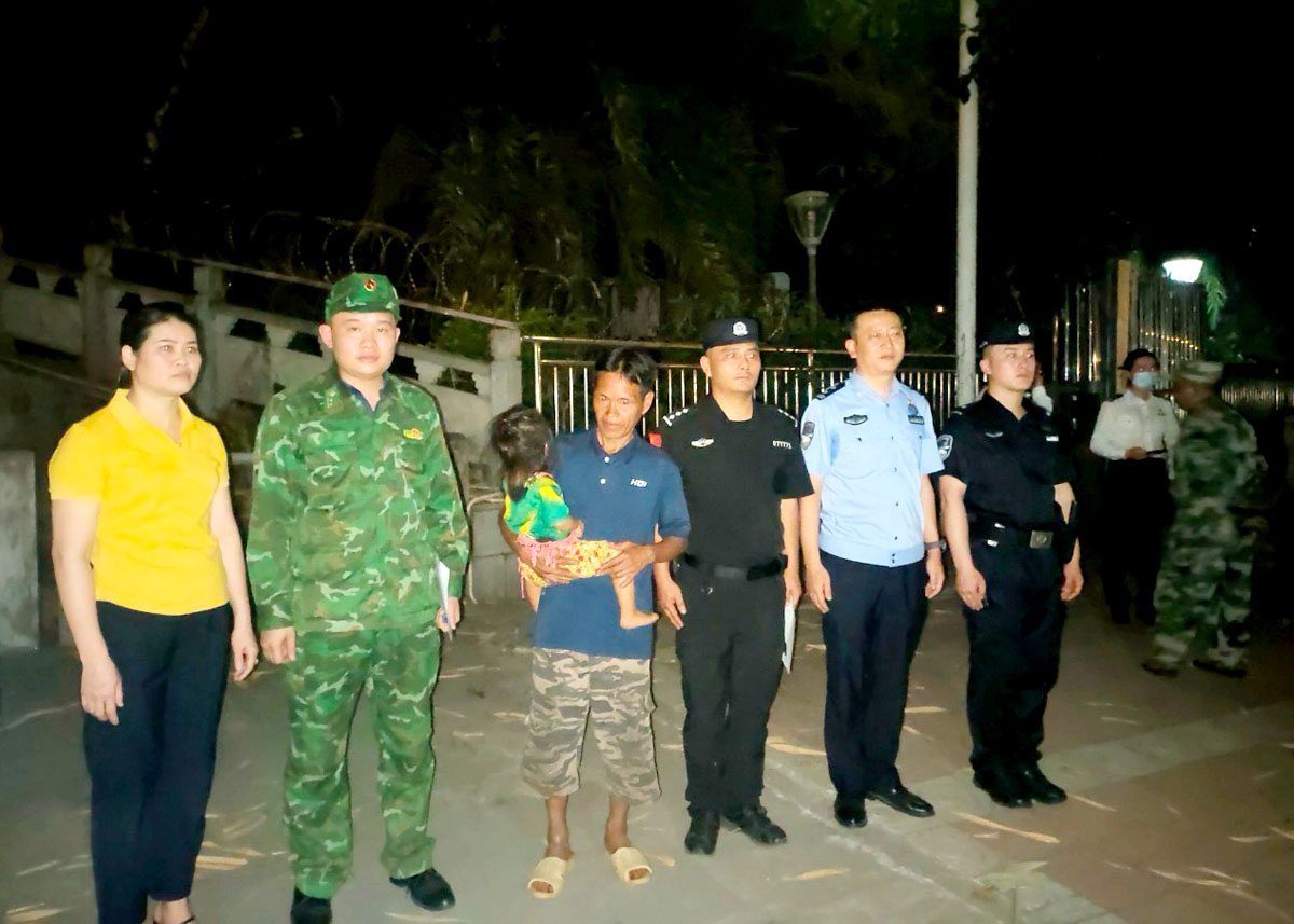 Lực lượng chức năng hai bên bàn giao cháu bé Lý Thị Thoan cho gia đình.