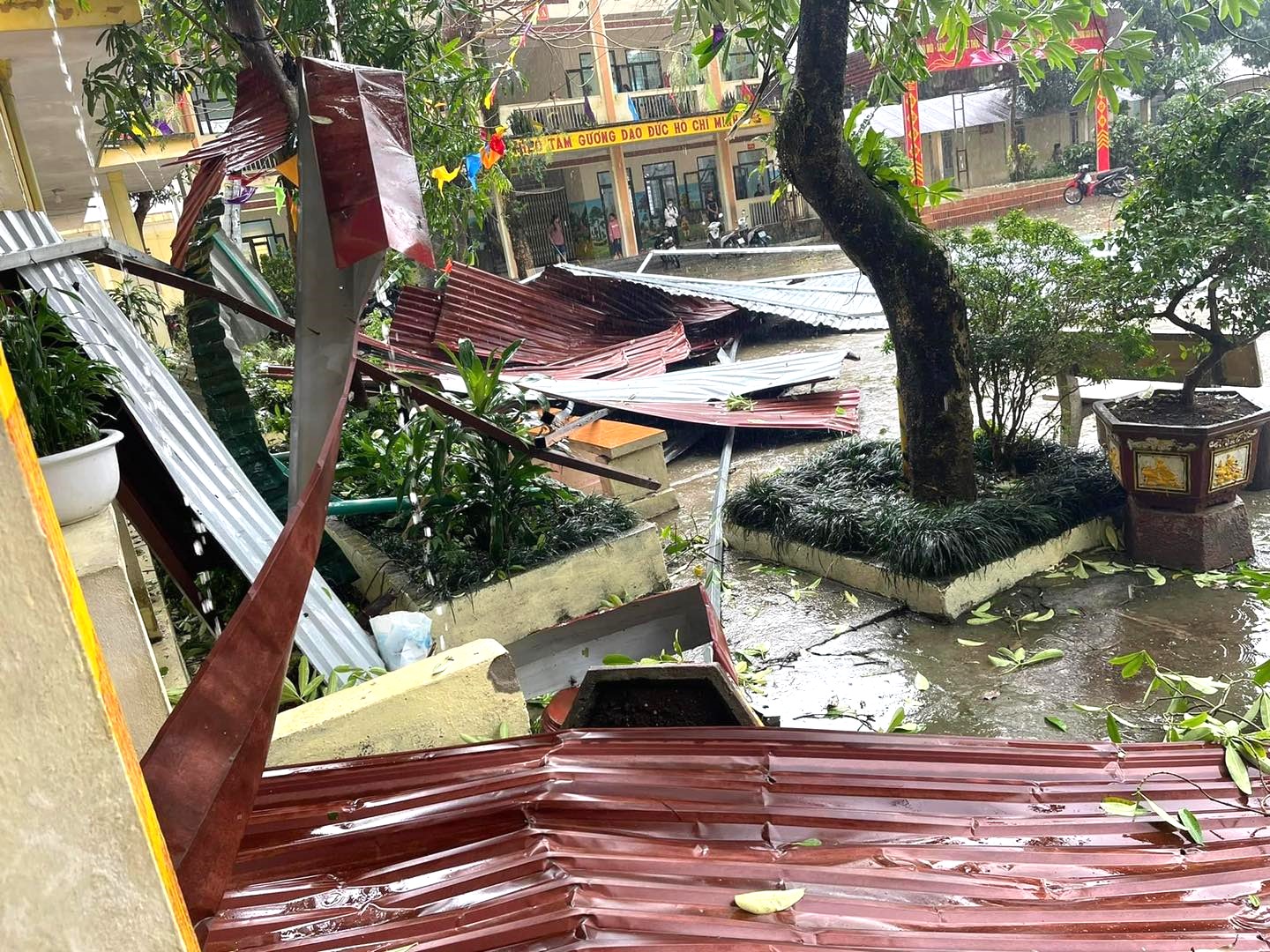 Trường THCS Xã Du Già (Yên Minh) khu nhà 2 tầng bị lật và thổi bay một số tôn mái nhà.