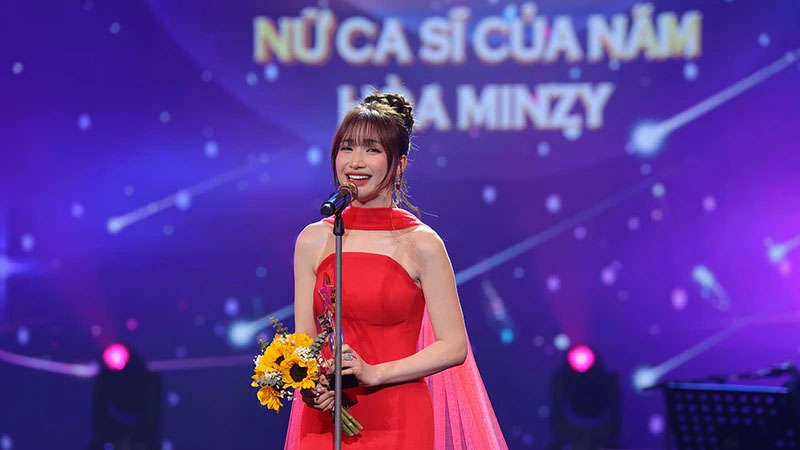 Ca sĩ Hòa Minzy xúc động phát biểu tại lễ trao giải. 