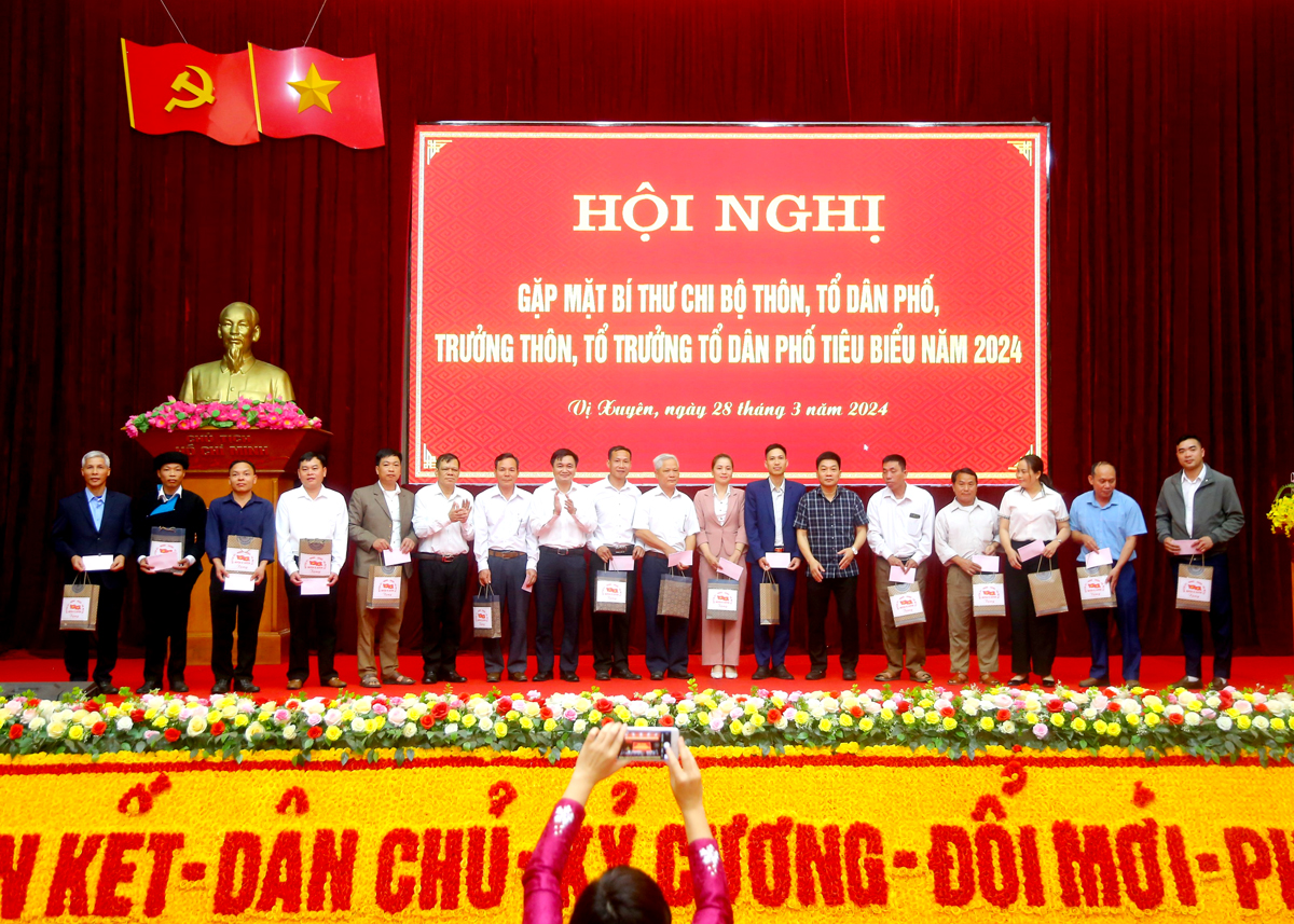 Lãnh đạo huyện Vị Xuyên tặng quà cho các Bí thư Chi bộ, Trưởng thôn/tổ dân phố tại Hội nghị.