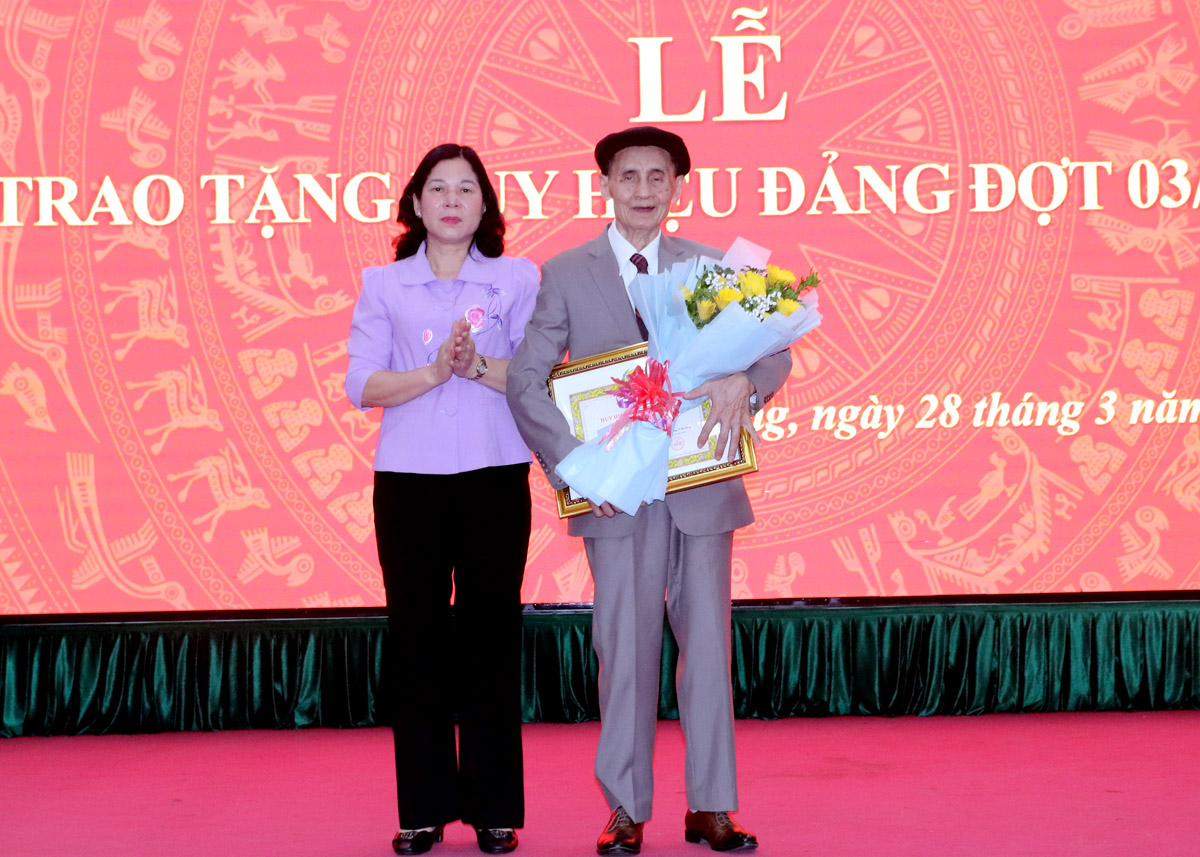 Bí thư Thành ủy Chúng Thị Chiên trao Huy hiệu 65 năm tuổi Đảng cho đảng viên Lê Hồng Nam (Đảng bộ phường Nguyễn Trãi).