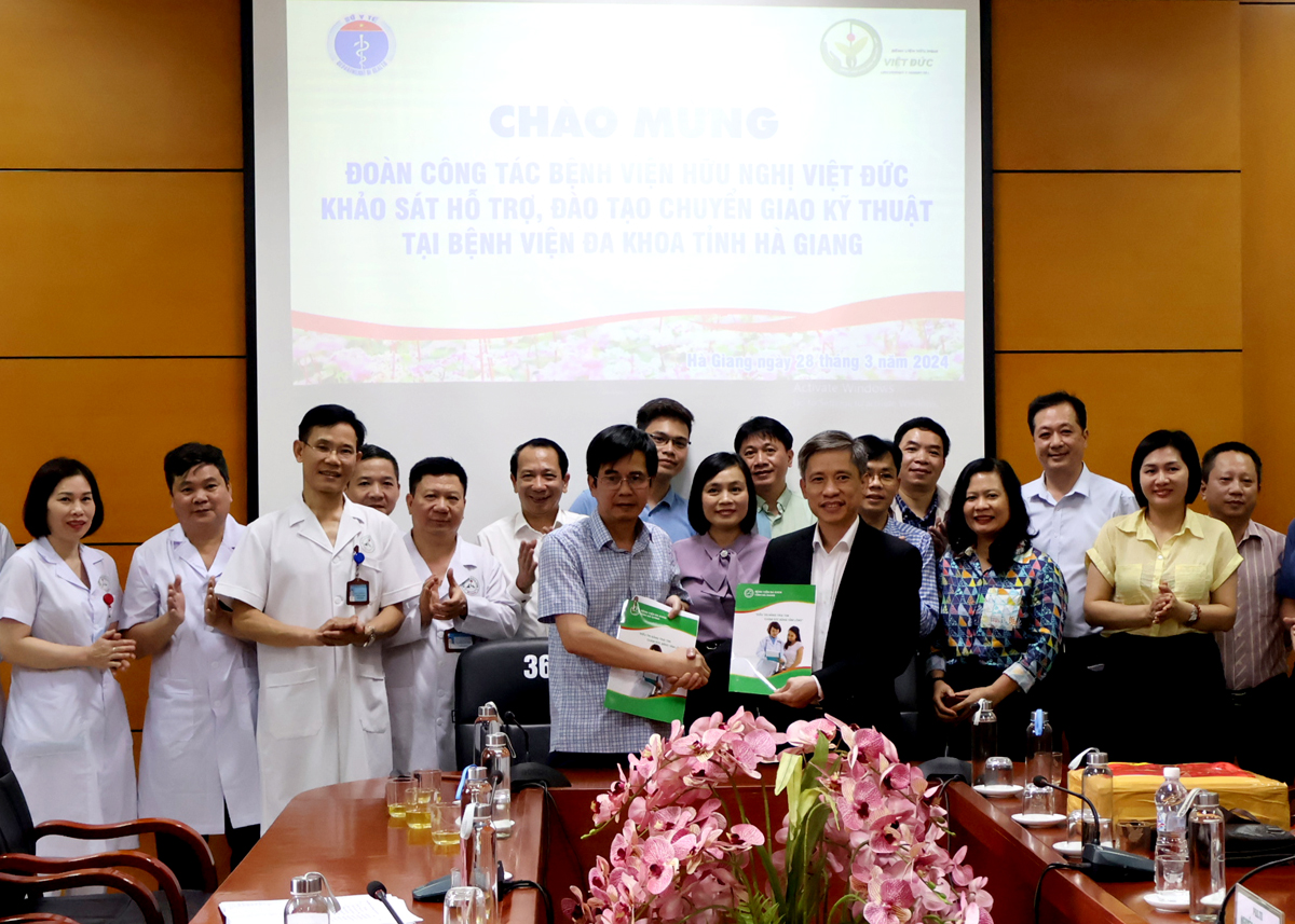Phó Chủ tịch UBND tỉnh Trần Đức Quý và lãnh đạo Sở Y tế cùng cán bộ 2 Bệnh viện chứng kiến lễ ký biên bản khảo sát công tác chỉ đạo tuyến năm 2024.