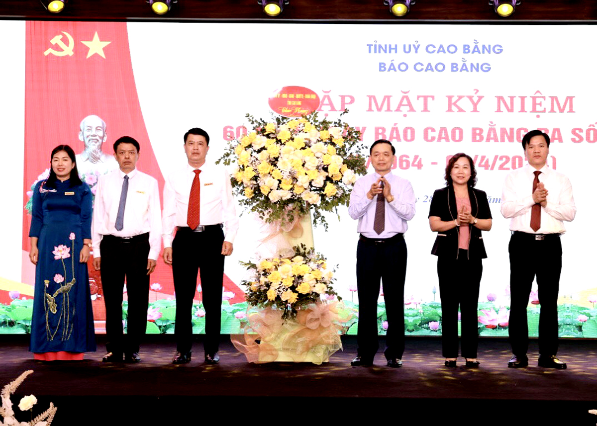 Lãnh đạo Tỉnh ủy, HĐND, UBND tỉnh Cao Bằng tặng hoa chúc mừng Ban Biên tập Báo Cao Bằng trong buổi lễ.