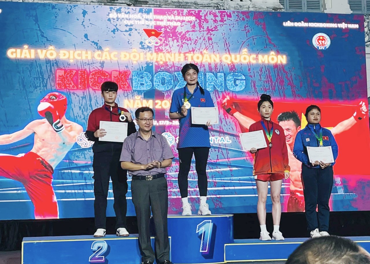 Vận động viên Hoàng Bích Ngọc giành Huy chương Bạc hạng cân 69 kg