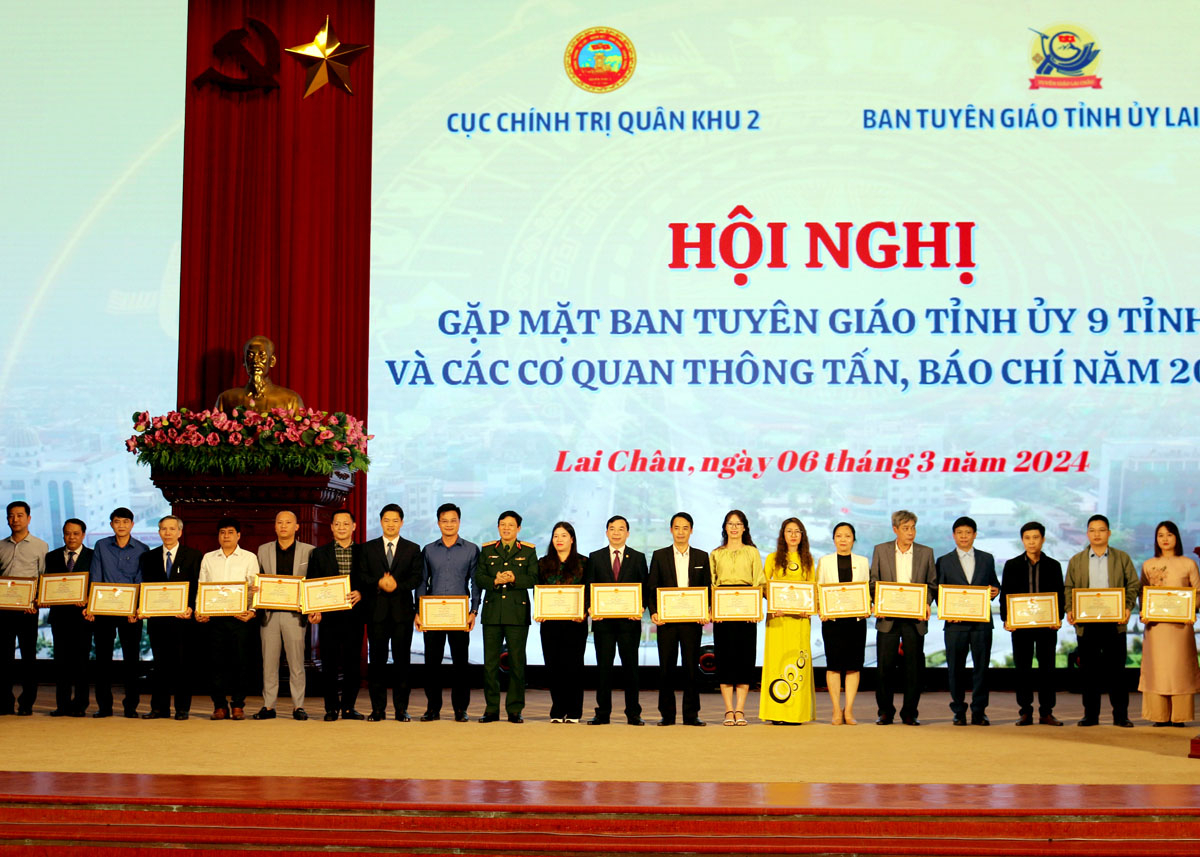 Lãnh đạo Quân khu 2 và tỉnh Lai Châu trao Bằng khen cho các tập thể, cá nhân có thành tích xuất sắc trong công tác tuyên truyền.
