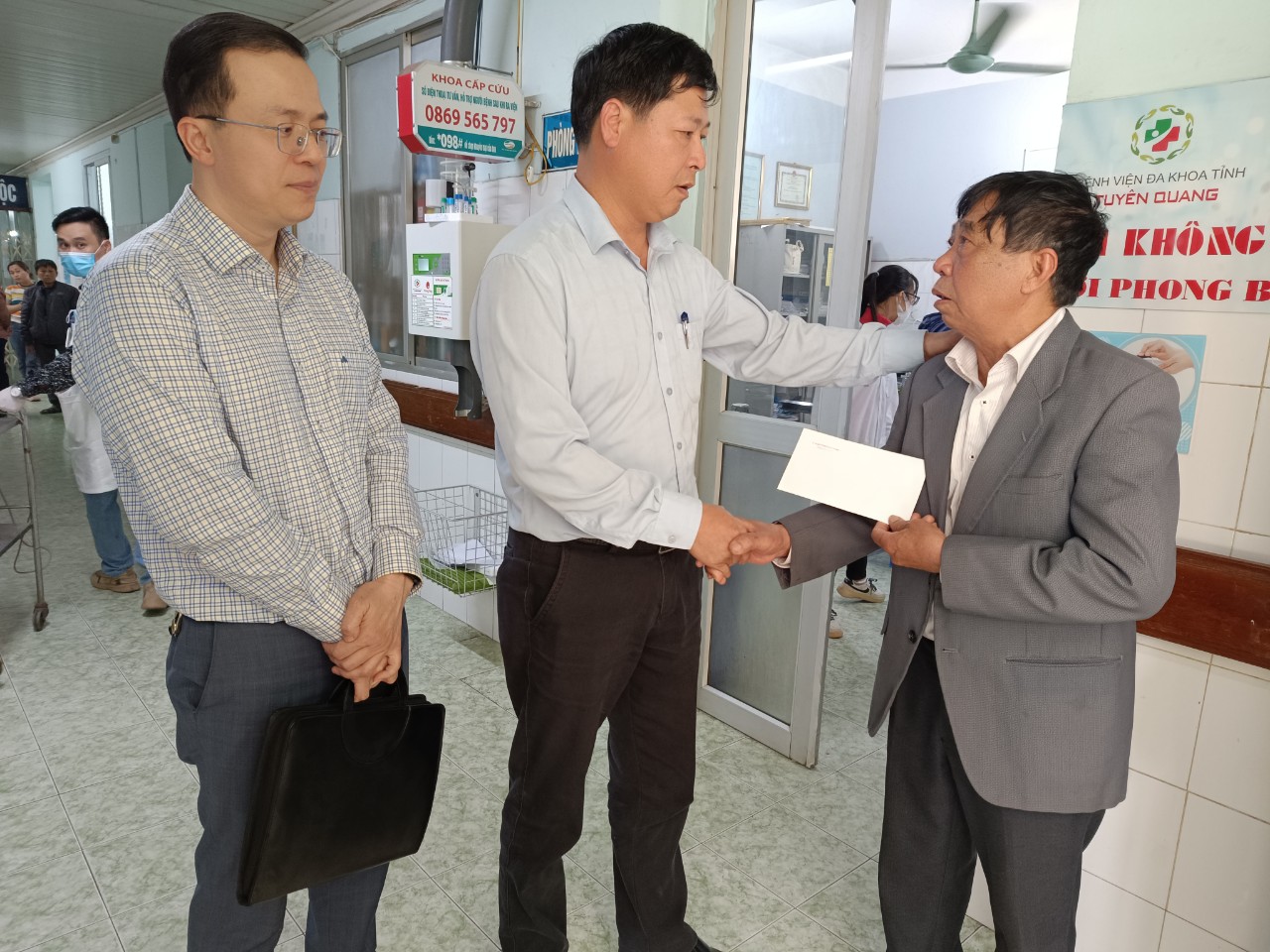 Đại diện Ban An toàn giao thông tỉnh Hà Giang thăm hỏi động viên người nhà nạn nhân.