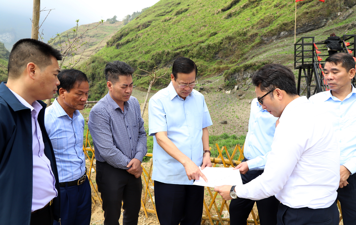 Chủ tịch UBND tỉnh Nguyễn Văn Sơn kiểm tra sơ đồ xây dựng các điểm du lịch tại xã Du Già.