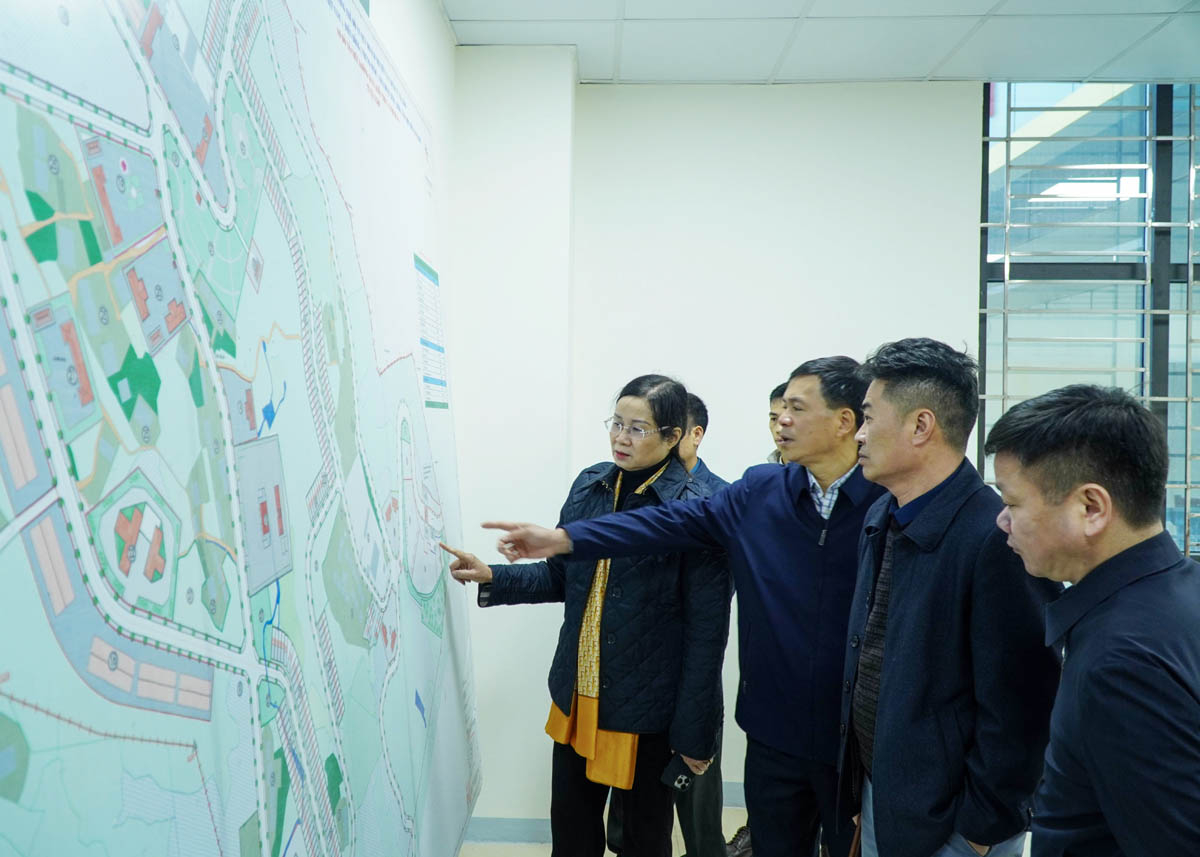 Phó Chủ tịch UBND tỉnh Hà Thị Minh Hạnh kiểm tra đồ án quy hoạch chi tiết xây dựng Cửa khẩu Săm Pun – Điền Bồng.