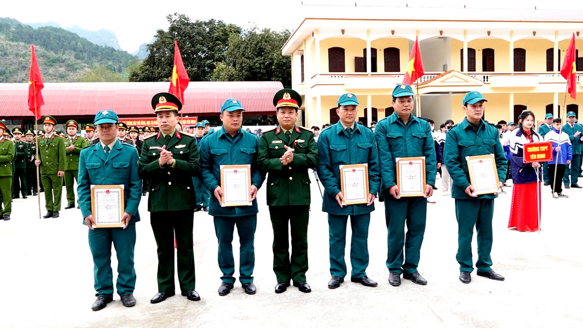 Đảng ủy, Ban Chỉ huy quân sự huyện khen thưởng các tập thể, cá nhân có thành tích trong công tác chuẩn bị huấn luyện