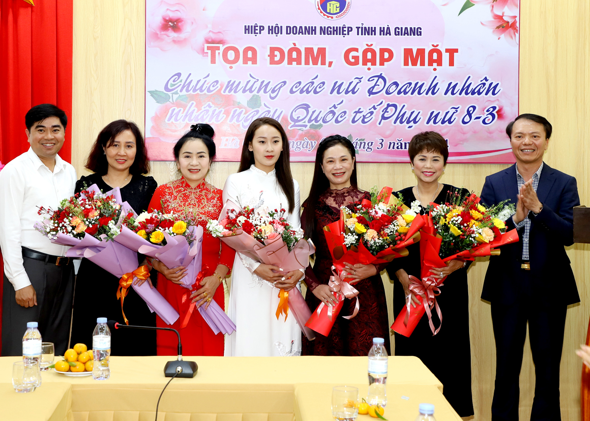 Lãnh đạo Hiệp hội Doanh nghiệp tỉnh tặng hoa chúc mừng các nữ Doanh nhân nhân Ngày Quốc tế Phụ nữ 8.3