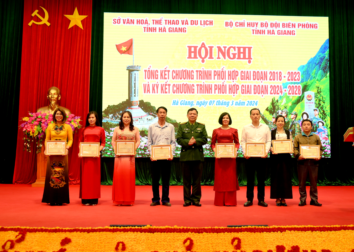 Lãnh đạo BĐBP Hà Giang khen thưởng cho các tập thể, cá nhân có nhiều thành tích trong công tác phối hợp.