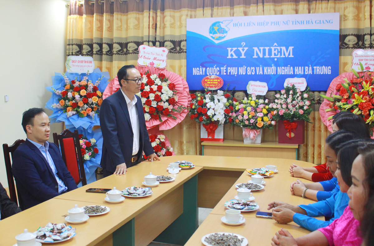 Phó Bí thư Thường trực Tỉnh ủy, Chủ tịch HĐND tỉnh Thào Hồng Sơn phát biểu chúc mừng Hội LHPN tỉnh