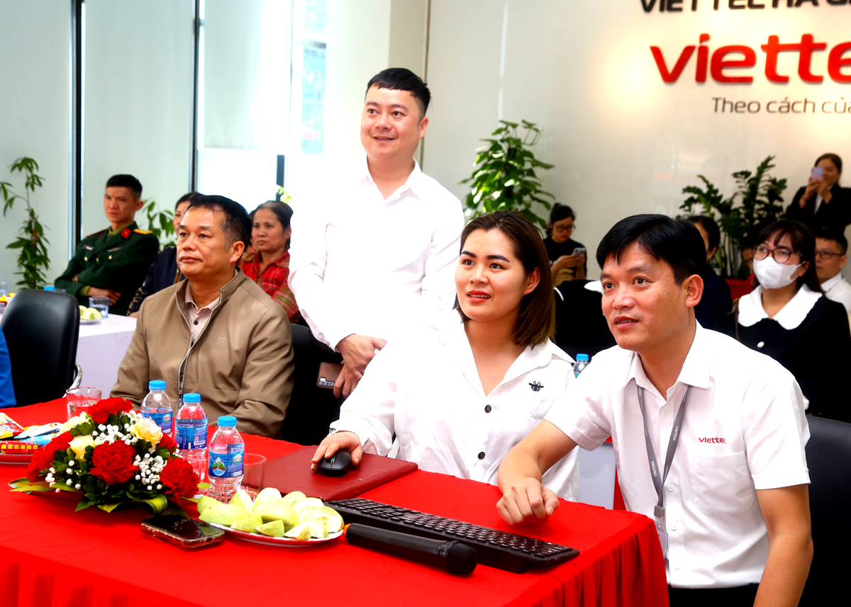 Chị Lê Thị Nhung, ở phường Trần Phú (T.p Hà Giang) đại diện khách hàng quay số trúng thưởng trên phần mềm máy tính.