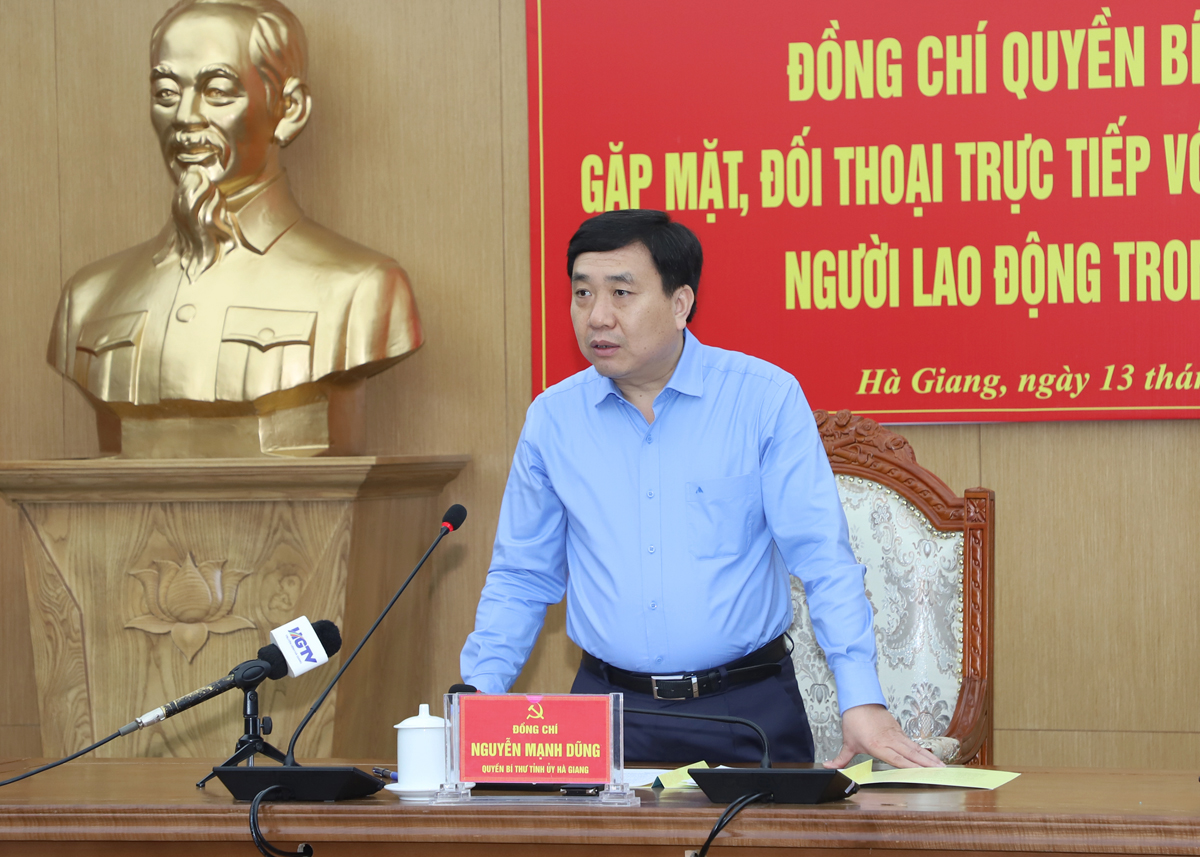 Quyền Bí thư Tỉnh ủy Nguyễn Mạnh Dũng trao đổi với CCVCNLĐ ngành Y tế.
