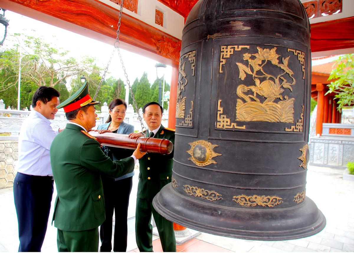 Đại diện Hội CCB Sư đoàn 313, Quân khu 2 và các đồng chí lãnh đạo tỉnh thực hiện nghi thức thỉnh chuông tại Nghĩa trang Liệt sỹ Quốc gia Vị Xuyên.