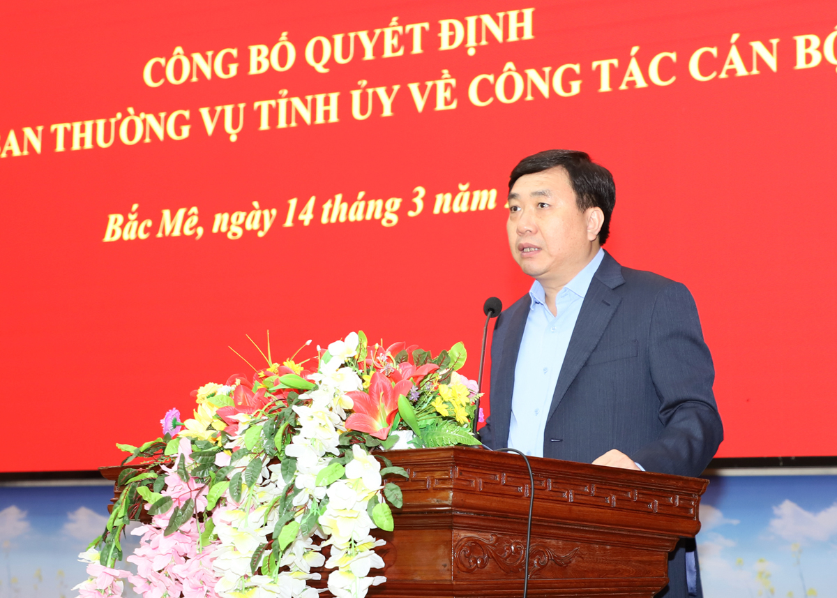 Quyền Bí thư Tỉnh ủy Nguyễn Mạnh Dũng phát biểu giao nhiệm vụ cho đồng chí Phạm Thị Hồng Yên.