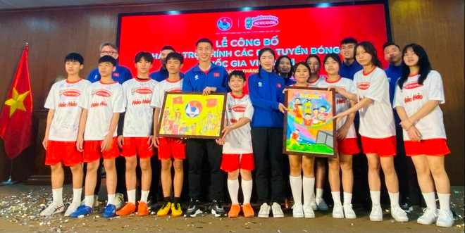 Các em nhỏ Làng trẻ SOS tặng tranh cho đội tuyển bóng đá nam, nữ.