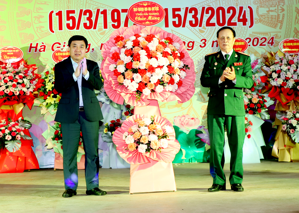 Quyền Bí thư Tỉnh ủy Nguyễn Mạnh Dũng tặng lẵng hoa của Tỉnh ủy, HĐND, UBND, Ủy ban MTTQ tỉnh Hà Giang cho Hội Truyền thống Cựu Chiến binh Sư đoàn 313.