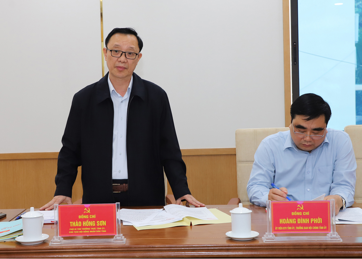 Phó Bí thư Thường trực Tỉnh ủy, Chủ tịch HĐND tỉnh Thào Hồng Sơn thảo luận tại phiên họp