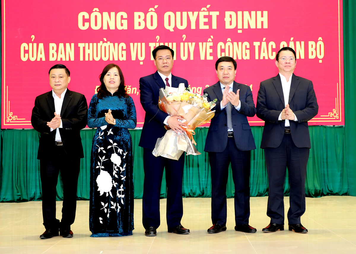 Quyền Bí thư Tỉnh ủy và các đồng chí trong BTV Tỉnh ủy tặng hoa chúc mừng đồng chí Nguyễn Tiến Dũng, Bí thư Huyện ủy Đồng Văn