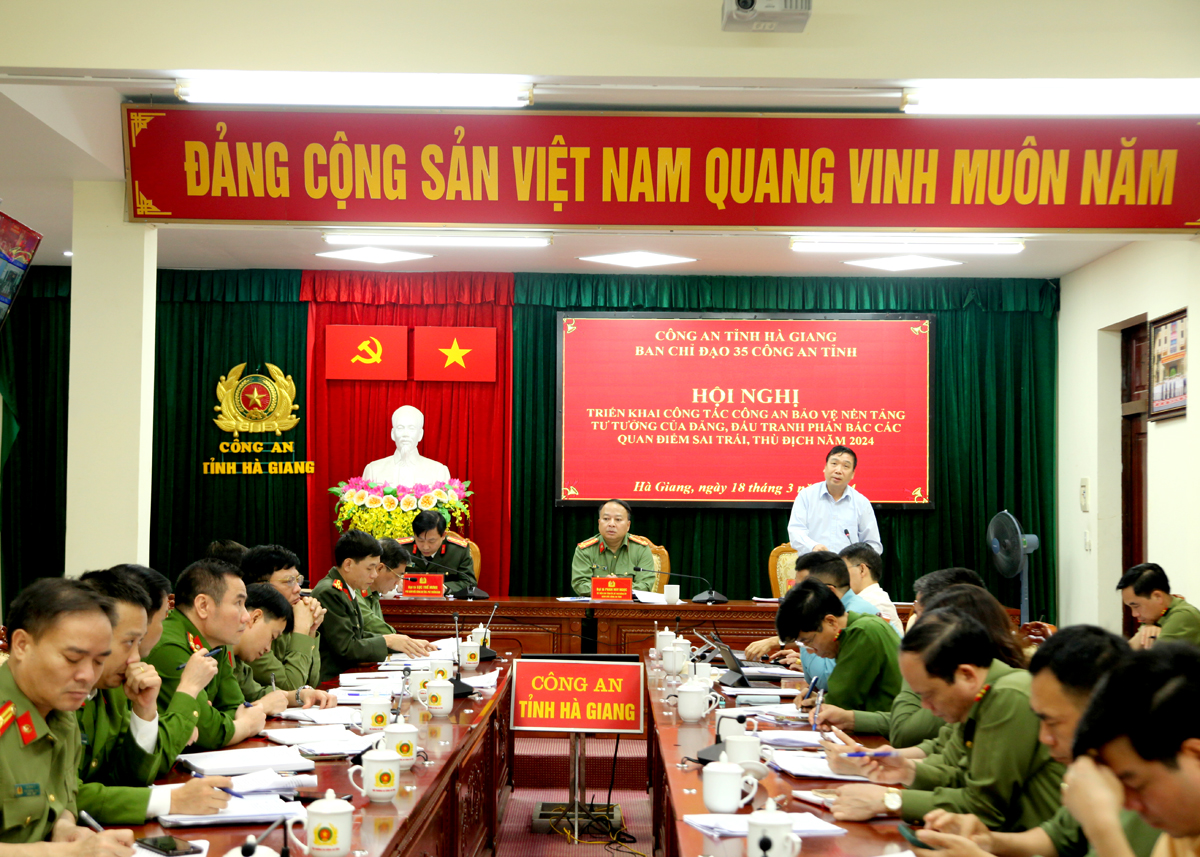 Phó Trưởng Ban Tuyên giáo Tỉnh ủy Nguyễn Văn Hưng phát biểu chỉ đạo tại hội nghị.
