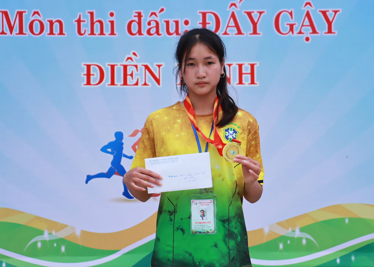 Em Hoàng Thị Việt, vận động viên đến từ đoàn Phòng GD&ĐT huyện Xín Mần chia sẻ: Em đã cố gắng hết sức để giành Huy chương Vàng ở nội dung 400m nữ.