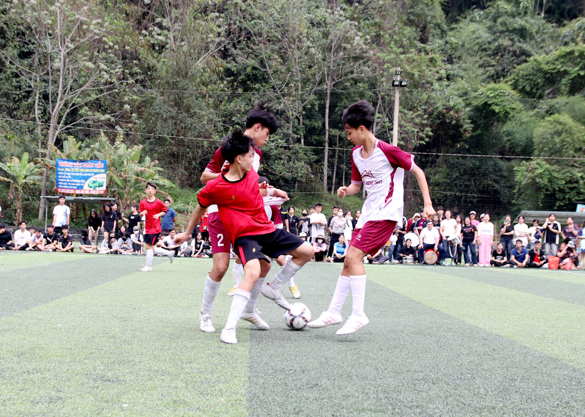 Trận chung kết bóng đá khối THCS đầy kịch tính giữa Phòng GD&ĐT Quang Bình với Phòng GD&ĐT thành phố Hà Giang.