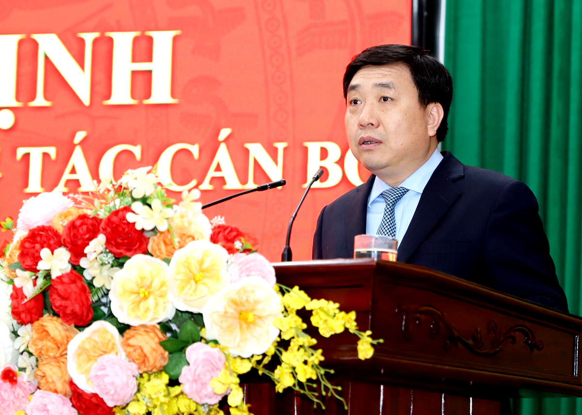 Quyền Bí thư Tỉnh ủy Nguyễn Mạnh Dũng phát biểu giao nhiệm vụ cho đồng chí Chúng Thị Chiên.